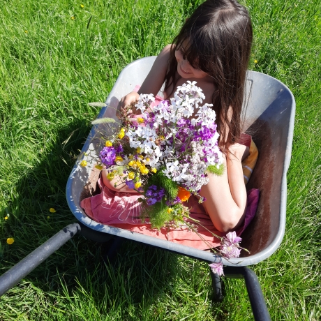 Ma première petite fille, à l'aise dans le végétal